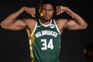 這肌肉的壓迫感！字母哥曬新賽季定妝照：生涯第13個賽季 沖呀