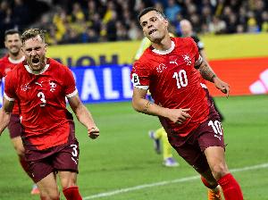 瑞士扎球王！33歲扎卡帶隊(duì)全勝0失球世預(yù)賽小組第1，英超黑貓核心