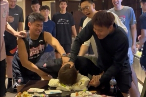 杜鋒曬廣東全運男籃給周鵬慶生視頻：青回系列 祝兄弟生日快樂