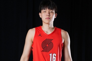 媒體人：楊瀚森首節打得有點狼狽 轉換速度快 跟著跑體能迅速下降