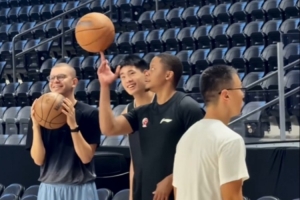 廣州龍獅已抵達(dá)快船季前賽場(chǎng)館 化學(xué)反應(yīng)正熱中