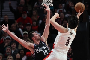 國王媒體調侃：楊瀚森對位尤班克斯時都快打成約基奇了