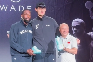 排面拉滿！李寧先生和韋德一起為曾凡博送上雙簽的韋德之道12戰靴