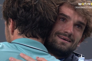 會師決賽！林德克內(nèi)希賽后與場邊觀戰(zhàn)的表兄弟瓦舍羅相擁慶祝