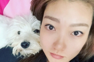 李夢曬與小狗的合照： 奈斯 馬上見面咯