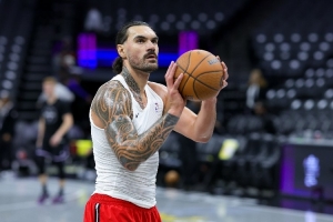 拉拉維亞：亞當(dāng)斯像個野獸 他光腳走來走去雙手拿著牛排吃