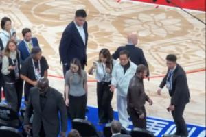 這身高差挺明顯姚明&奧尼爾&成龍&貝克漢姆現身NBA中國賽現場