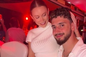 幸福溢出屏幕！女友曬合照秀恩愛 申京：我的最愛??