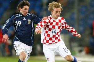 兩位金球先生2006年魔笛國(guó)家隊(duì)首秀，同場(chǎng)梅西攻入國(guó)家隊(duì)首球