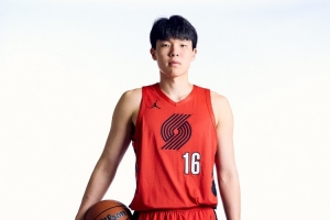 媒體人：比賽節奏很快 楊瀚森要從扎實的掩護、卡位、護筐做起