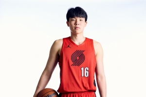 媒體人：楊瀚森作為新秀 沒人會主動把球權交給你去分配 得慢慢來