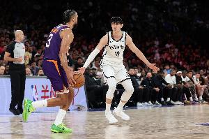 媒體人：真當票房吉祥物了？隊友幾乎不傳球&把曾凡博當透明人