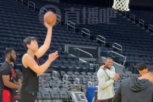 手感柔和！今日上午的投籃訓練：楊瀚森苦練左手小拋投