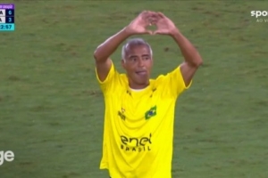 風(fēng)采依舊！傳奇賽巴西8-3意大利，羅馬里奧中圈啟動(dòng)單刀吊射破門(mén)