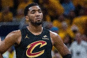 米切爾半場16分鐘填滿數(shù)據(jù)欄 10中5&三分2中2拿12分3板1助1斷1帽