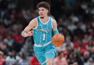 拉梅洛-鮑爾8投5中&三分6中4得到15分5板4助 但也有5失誤4犯規