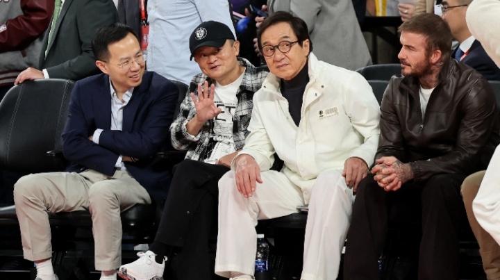 世界級同框~馬云&成龍和貝克漢姆排排坐 一起看NBA中國賽