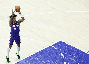 表現(xiàn)挺全面！烏布雷半場7中3&罰球6中5拿到12分5板2助2斷1帽