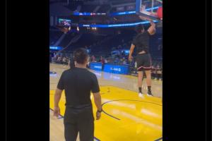 開拓者隊記發楊瀚森賽前扣籃視頻并配中文：把它扔下來 大個子