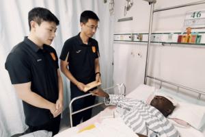 銅梁龍官方：球隊(duì)總經(jīng)理探望阿薩莫阿，后者也對(duì)張志雄表達(dá)了諒解