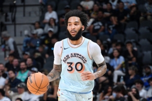 三分很準(zhǔn)但犯規(guī)也很多！尚帕尼半場三分4中4拿12分 有4次犯規(guī)