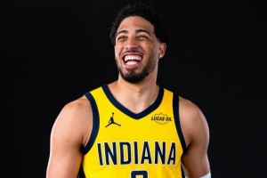 場(chǎng)邊觀戰(zhàn)指導(dǎo)的一年！哈利伯頓曬定妝照：生涯第6賽季 球員兼教練