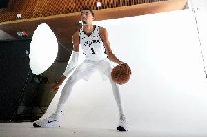 失誤略多！文班亞馬半場5中2拿到6分2板2帽 送出5助但有4失誤