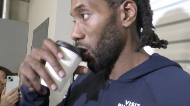 cue一下老詹！記者問杯子裝得啥 小卡打趣：軒尼詩