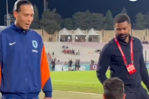 溫馨時刻！范迪克來到場邊與坐輪椅的球迷合影，并為其簽名