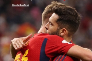 奧爾莫社媒致敬阿爾巴：感謝你的妙傳和助攻，球場內(nèi)外皆是楷模