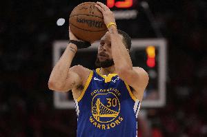 庫里上半場7投3中&三分5中2 拿到11分4籃板3助攻&正負值為-5