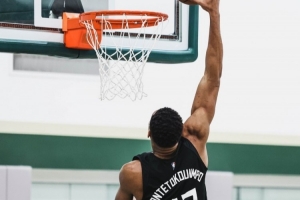 字母哥上身哥哥43號球衣參加訓練 雙臂的肌肉輪廓簡直離譜！