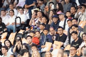 與偶像互動一波！周琦兒子“糊糊”被曾凡博抱起 兩人親密互動