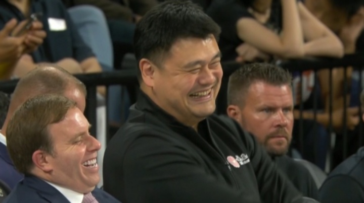 哈哈哈姚明現場觀戰NBA中國賽 笑出經典表情包~