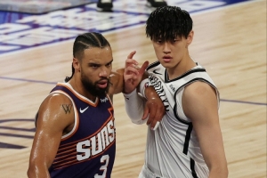京媒：曾凡博兩場比賽未能得分 以雙向合同留在NBA的前景并不樂觀