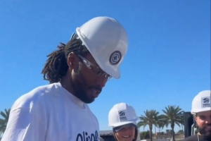 快船全員參加社區(qū)活動 小女孩問小卡多身高 后者老實回答：2米01