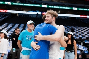 高中隊友相遇！利亞姆-麥克尼利與弗拉格熱情相擁！