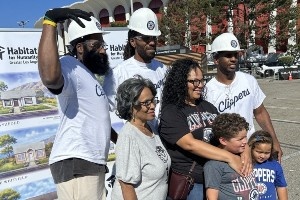 展現(xiàn)團隊凝聚力！快船全員參加當(dāng)?shù)厣鐓^(qū)活動 與球迷暖心互動！