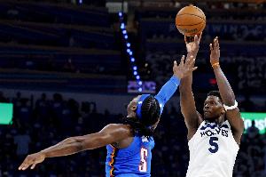 華子：找到中投甜點(diǎn)位&迎著防守干拔得分 這是喬丹教我最棒的東西