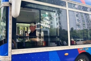 幾路司機？申花主帥斯盧茨基大巴車駕駛室玩擺拍