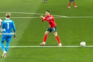 C羅主動擺球并貼臉鼓掌催促凱萊赫發球，后者豎大拇指回應