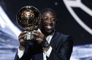 榮歸故里！新科金球獎得主登貝萊為家鄉埃夫勒捧回獎杯