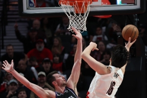 隊記：楊瀚森單打尤班克斯背運(yùn)+轉(zhuǎn)身這一套哪個大個子能做出來？