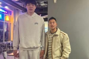 整頓小燒烤！球迷偶遇楊瀚森攜女友&翻譯&經紀人外出吃燒烤