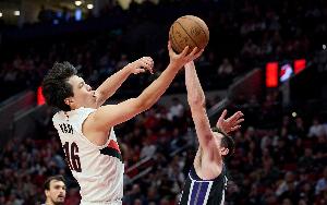 隊記：楊瀚森讓尤班克斯成為背景板 我們都在等待他高光的那一刻