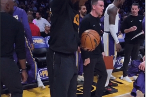 詹姆斯投進底線三分！NBA官方：調整好帽子&投出三分球 本人轉發