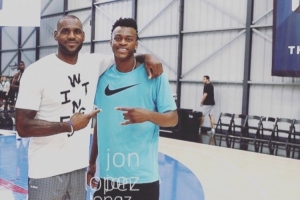 范德比爾特2016年曾曬出和詹姆斯的合照！并配文：詹姆斯和GOAT