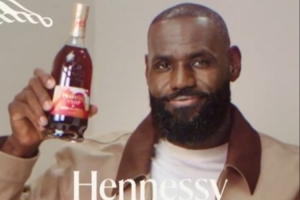 巔峰時(shí)刻 經(jīng)典瓶身！軒尼詩發(fā)布詹姆斯出鏡的廣告 后者進(jìn)行了轉(zhuǎn)發(fā)