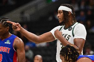 高炮臺(tái)！邁爾斯-特納三分8投5中射落19分6板1助1帽