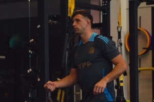 練習(xí)撲點慶祝新舞步？大馬丁訓(xùn)練間隙跳舞自娛自樂